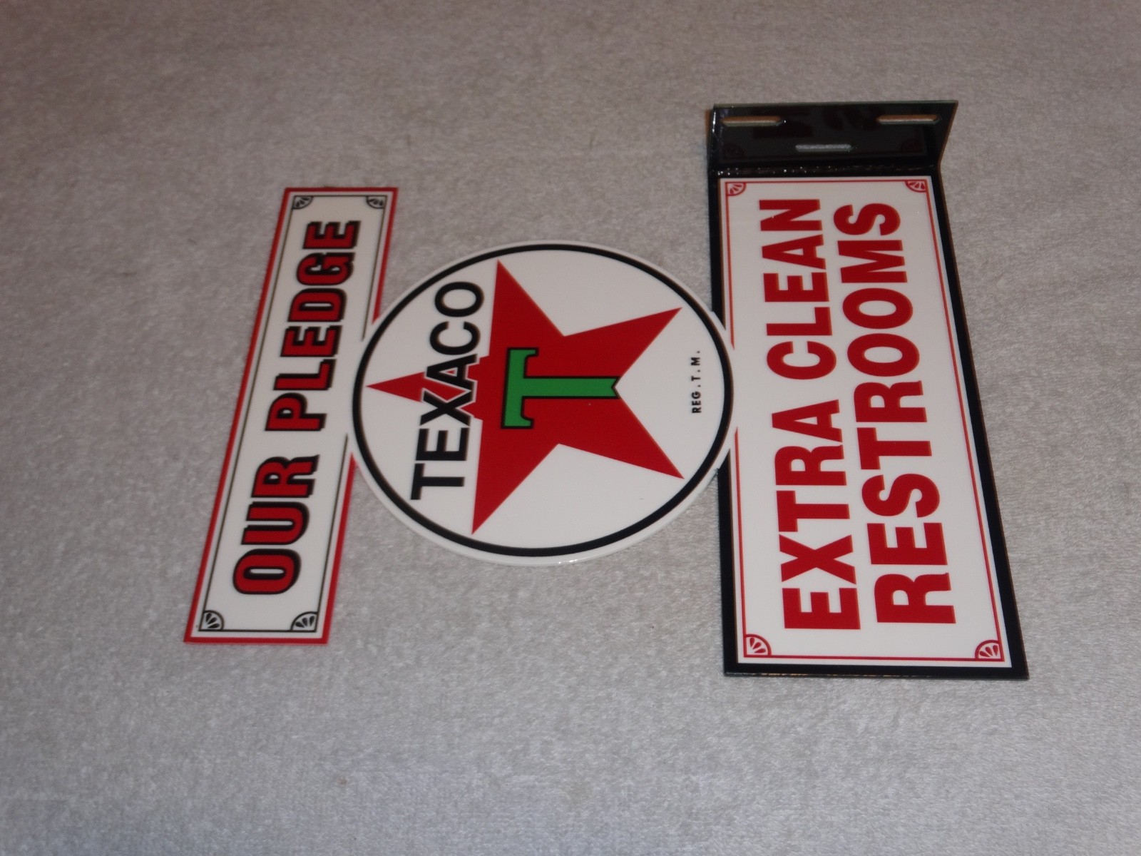 VINTAGE TEXACO OUR PLEDGE CLEAN RESTROOMS 11 3/4" METAL GASOLINE OIL FLANGE SIGN