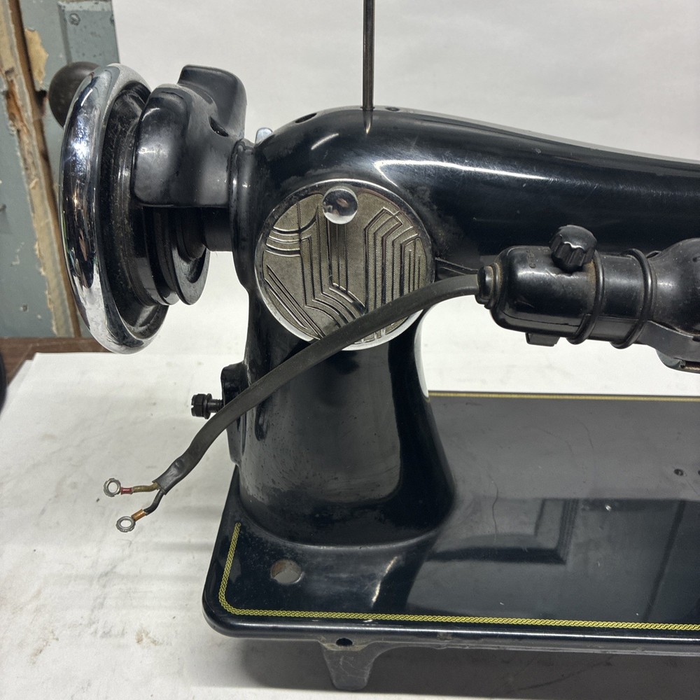 Singer De Luxe Sewing Machine No Case Or Bottom Read Description!