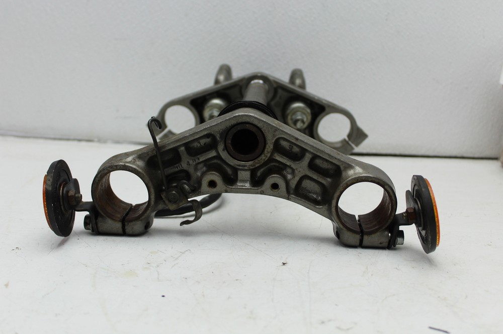 1990 SUZUKI VX800 TRIPLE TREE STEERING STEM FORK CLAMP (SBD)