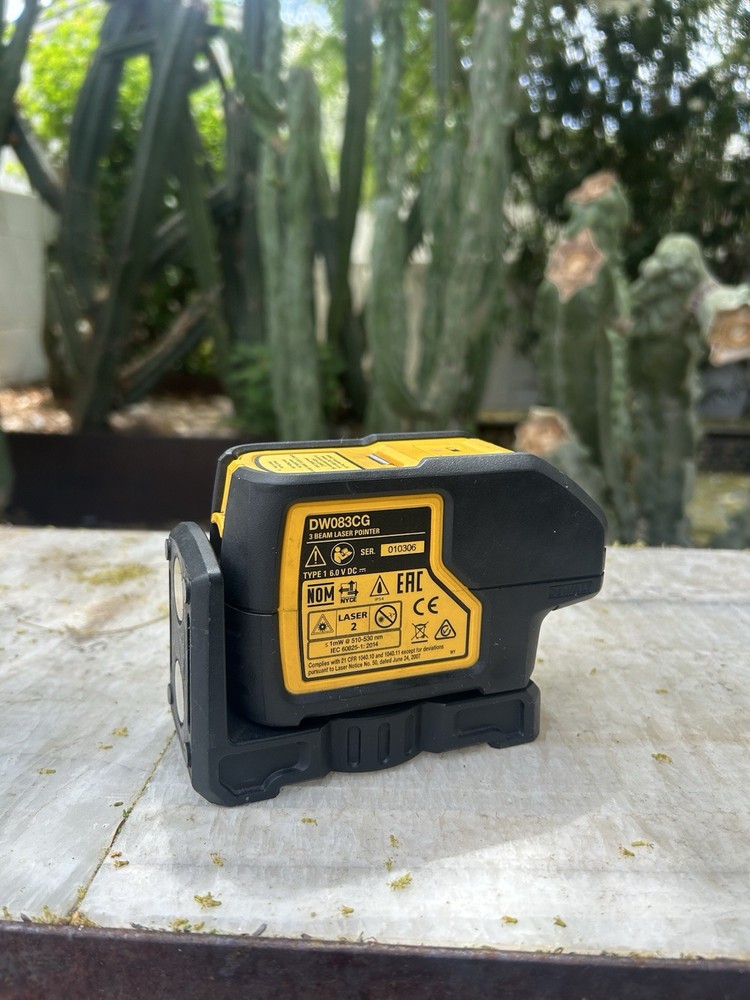 DEWALT DW083CG 3 Beam Green Laser Pointer Self-Leveling IP54 with Case
