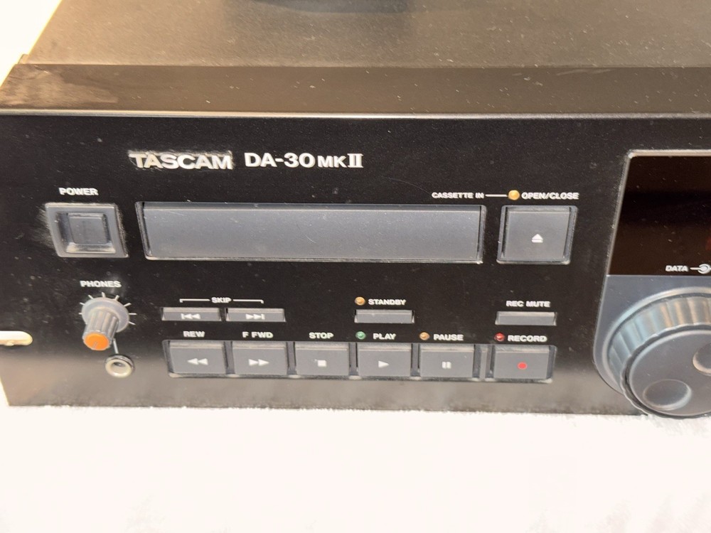 “WORKING” Tascam DA-30 MKII Digital Recoder Player + wired remote plugs in rear