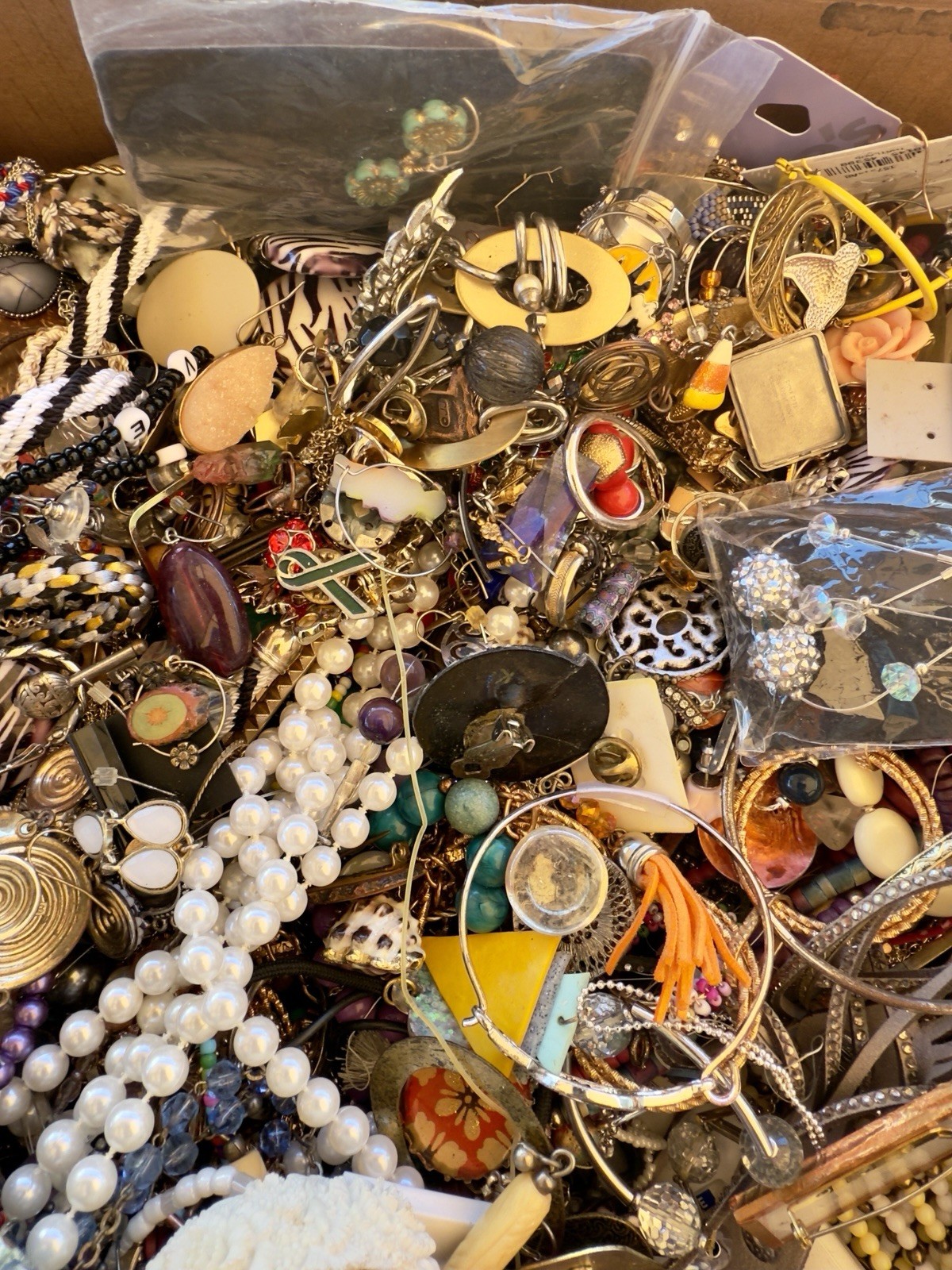 MIXED JEWELRY LOT CRAFT REPAIR, RESELL, REPURPOSE, VINTAGE TO NOW! 20 POUNDS