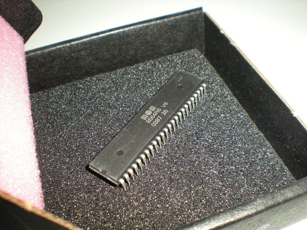 MOS 8564R6 NTSC (not PAL) 40 column Commodore 128 video chip. 8564 R6.  Blemish.