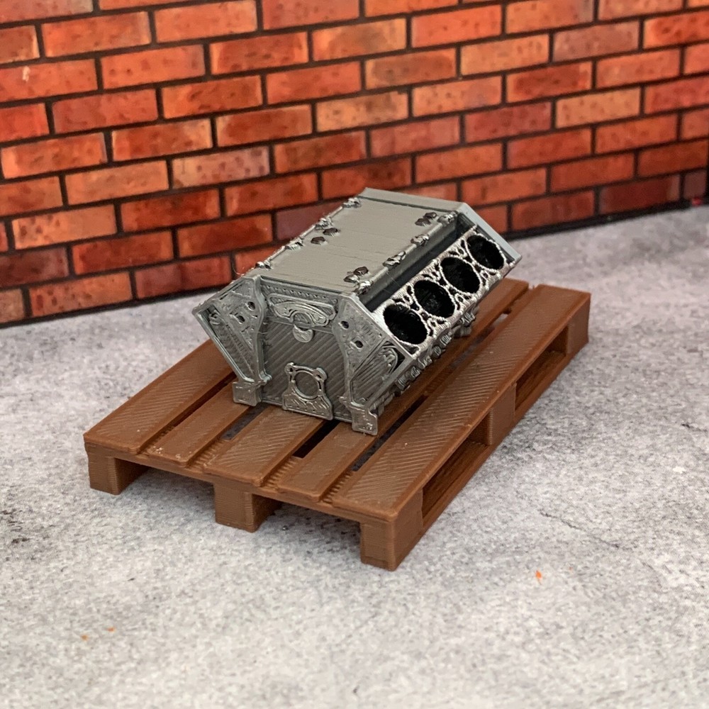1:18 scale V8 Engine Block on a EU pallet for Diorama Garage / Workshop