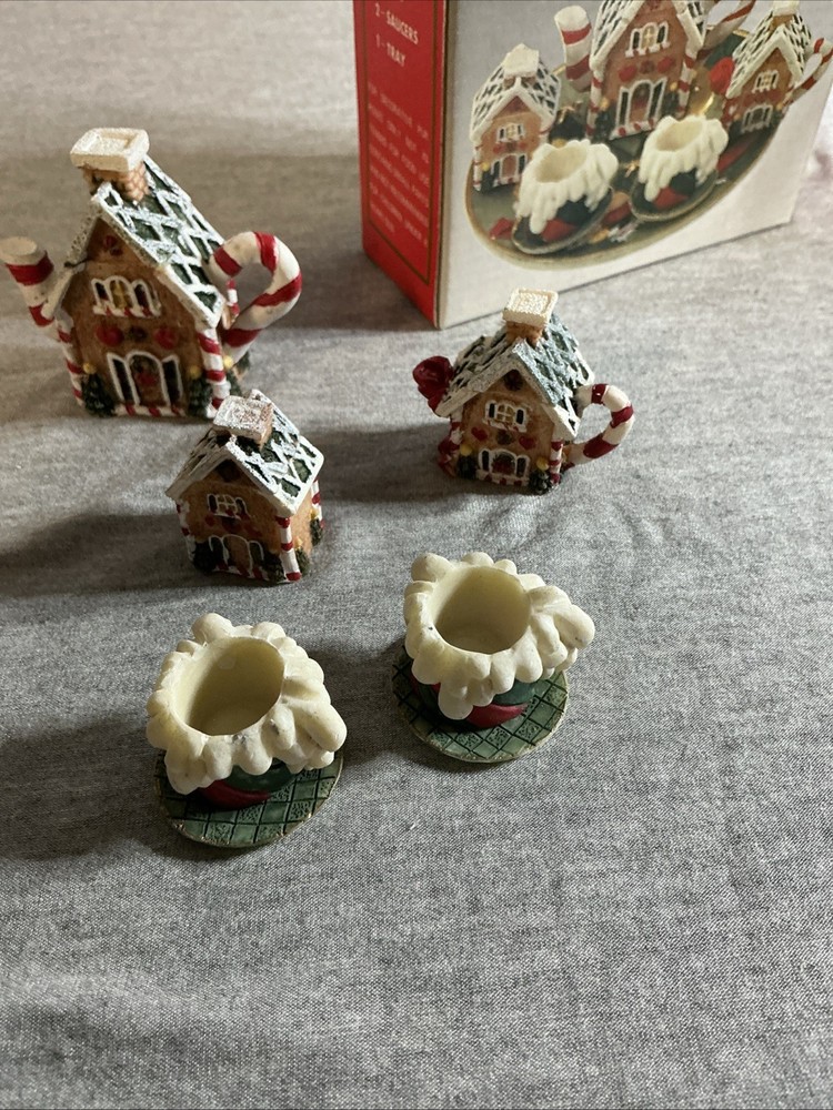 Poly Holiday House Tea set