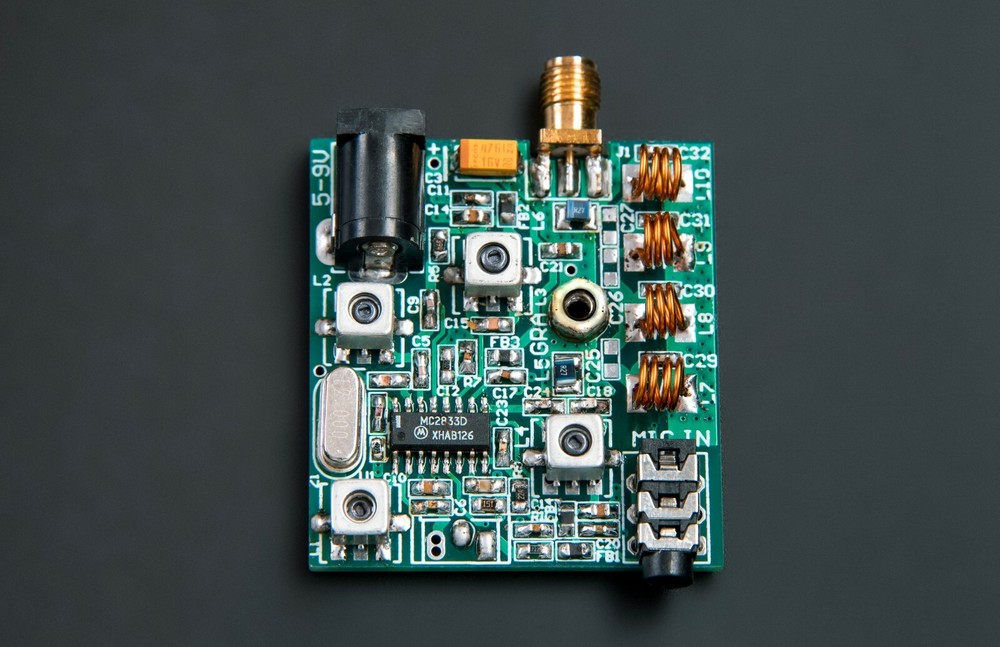 RF Transmitter FM 144 MHz TAFM2833 Low Spurs Alluminum Case [with Antenna]