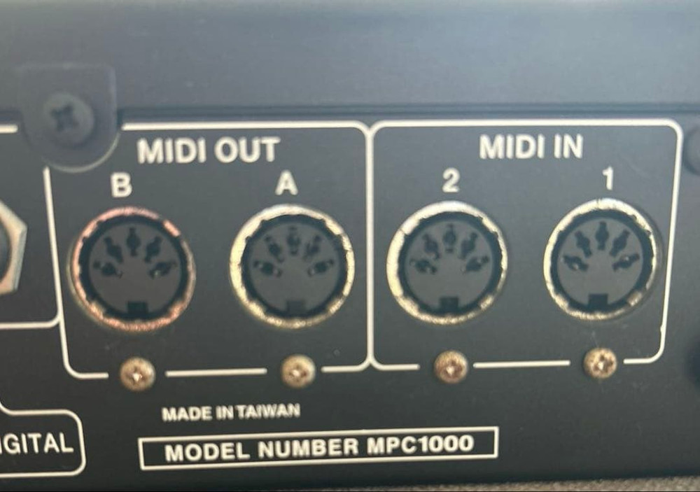 AKAI MPC1000 Sampling Machine Sampler Stereo 32 voices 64-track sequence Used