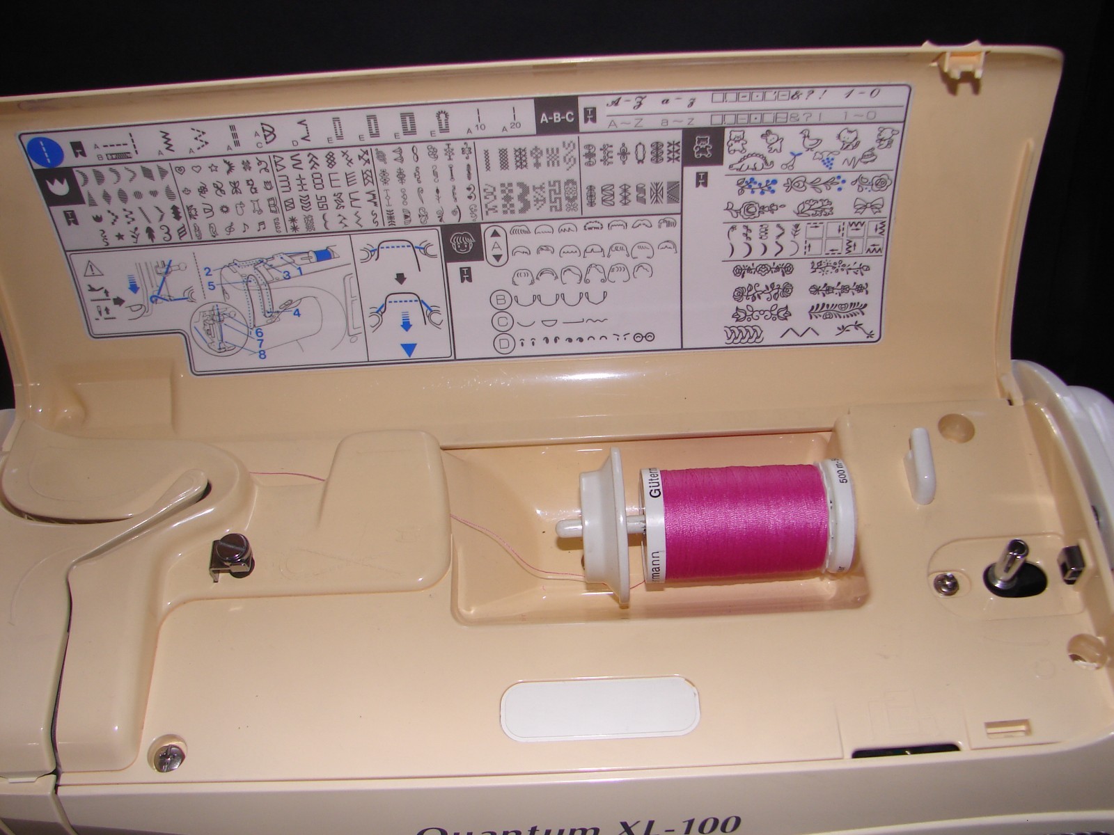 Singer Quantum XL-100 Sewing Machine W/Foot Pedal Power Cord & Accessories