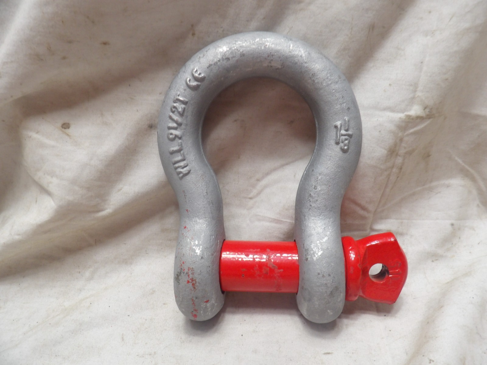 9-1/2 Ton Shackle 1-1/8" Galvanized with Red Pin