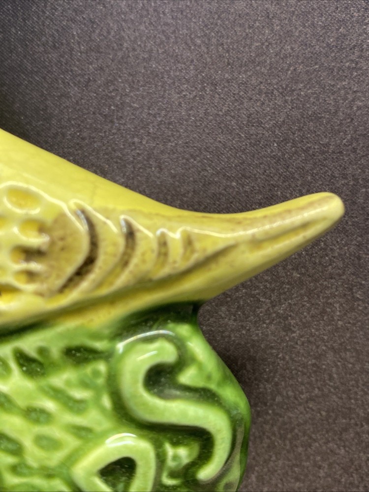 VINTAGE CERAMIC SCISSORS BIRD WALL MOUNT