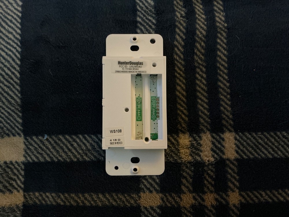 Hunter Douglas Wireless Wall Switch kit. Complete with instruction guide.