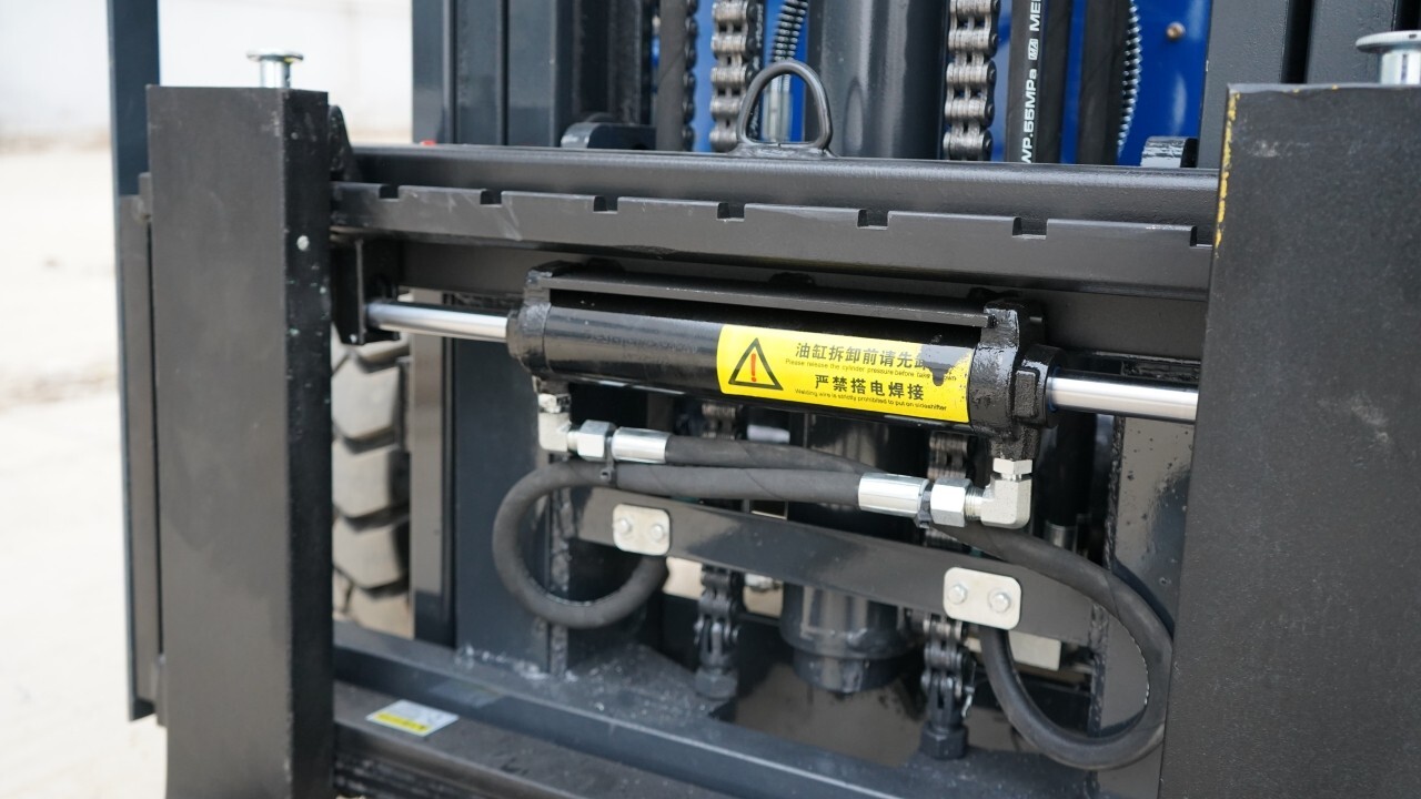 New 2.5 Ton Capacity TYPHON Electric Forklift w 70Ah Charger Lead-acid battery