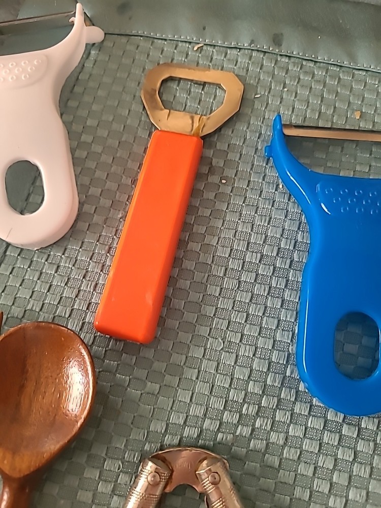 VINTAGE KITCHEN TOOLS (BIN TT)