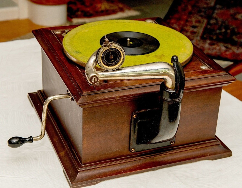 Vintage VICTOR Model VV-VI Talking Machine Tabletop Phonograph