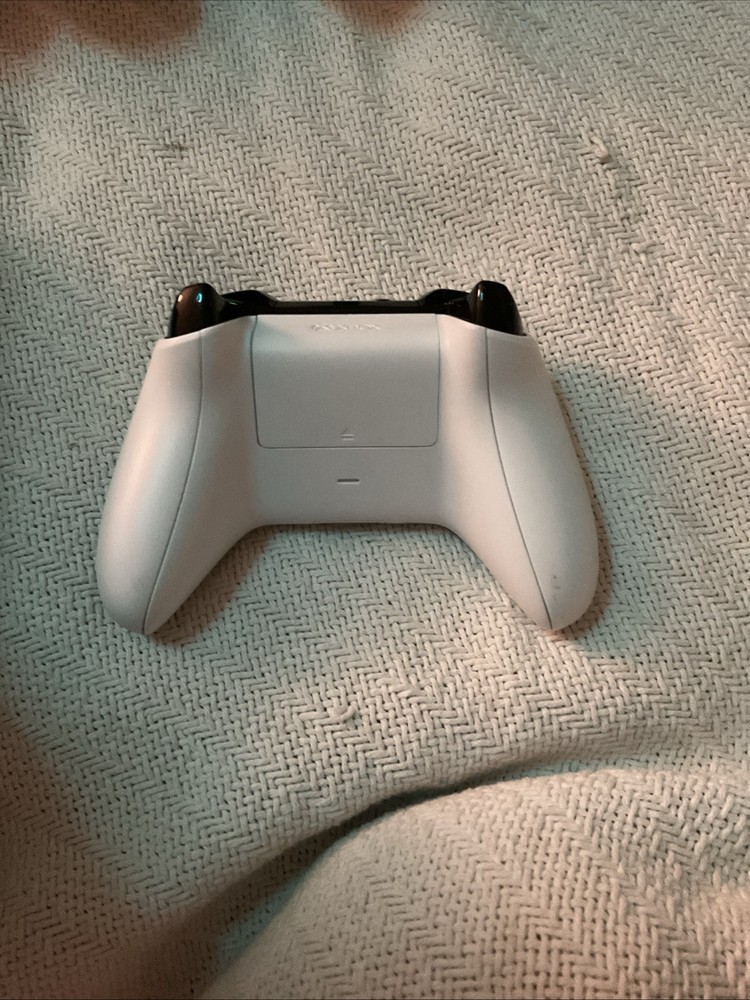 Xbox One S Comes With HDMI Cable Power Cable And Controller