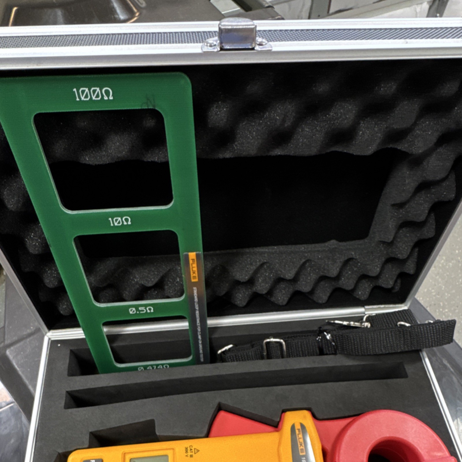 Fluke 1630 Earth Ground Clamp Meter Auto-Ranging with Case and Calibration Tool