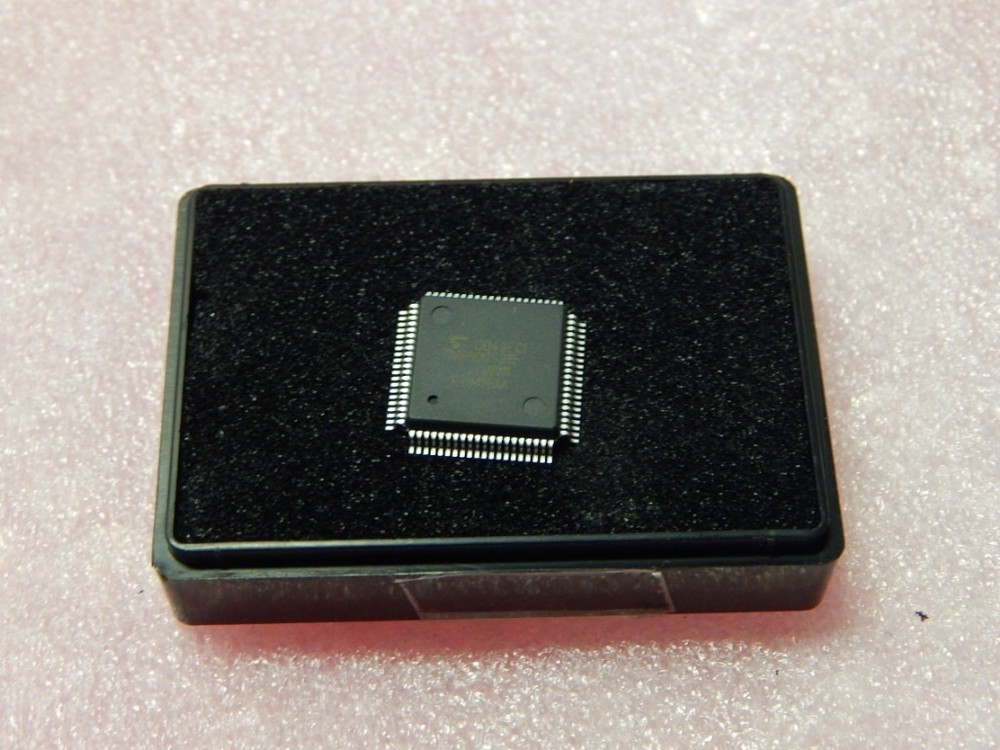 TOSHIBA TMP90CS39F 8 Bit CMOS Microcontroller 80 Pin Flat Package - USA Shipper