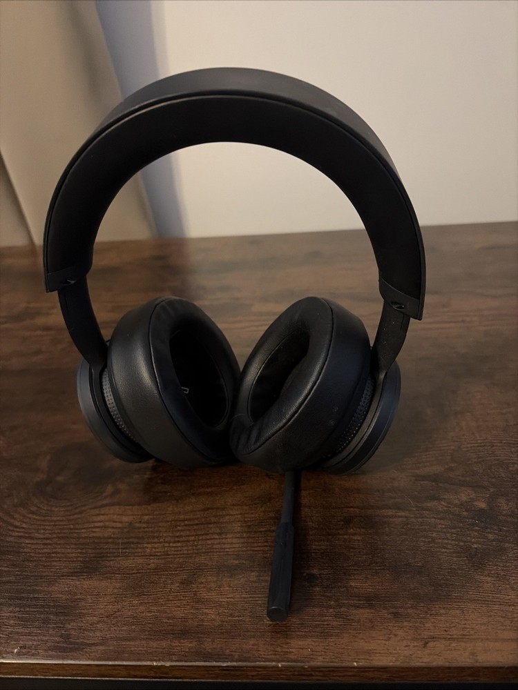 Xbox Wireless Headset Pre-owned with box