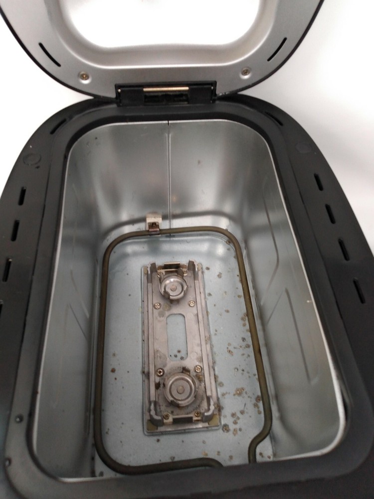 West Bend 41300 Dual Blade Bread Maker 2.5 lb | Powers On | Missing Paddle