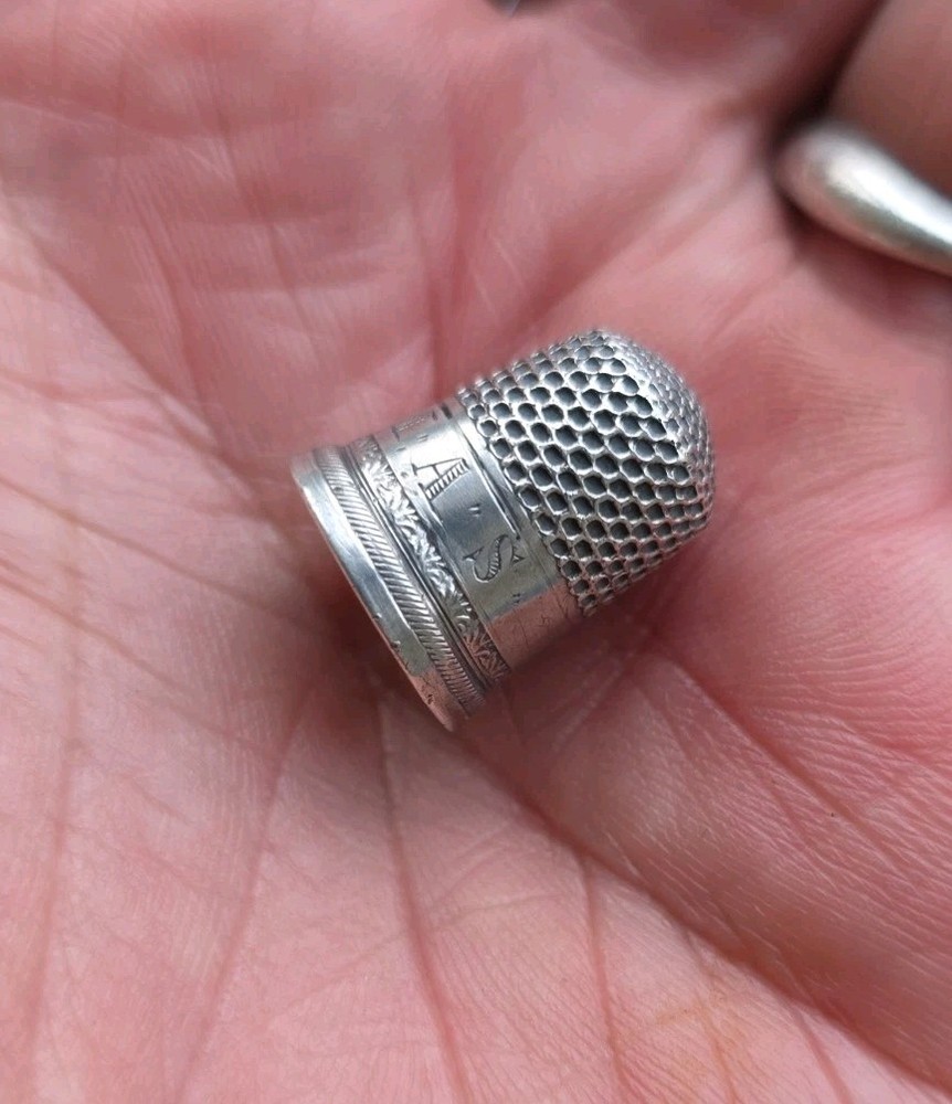 Antique boxed White Metal/ Silver Thimble.
