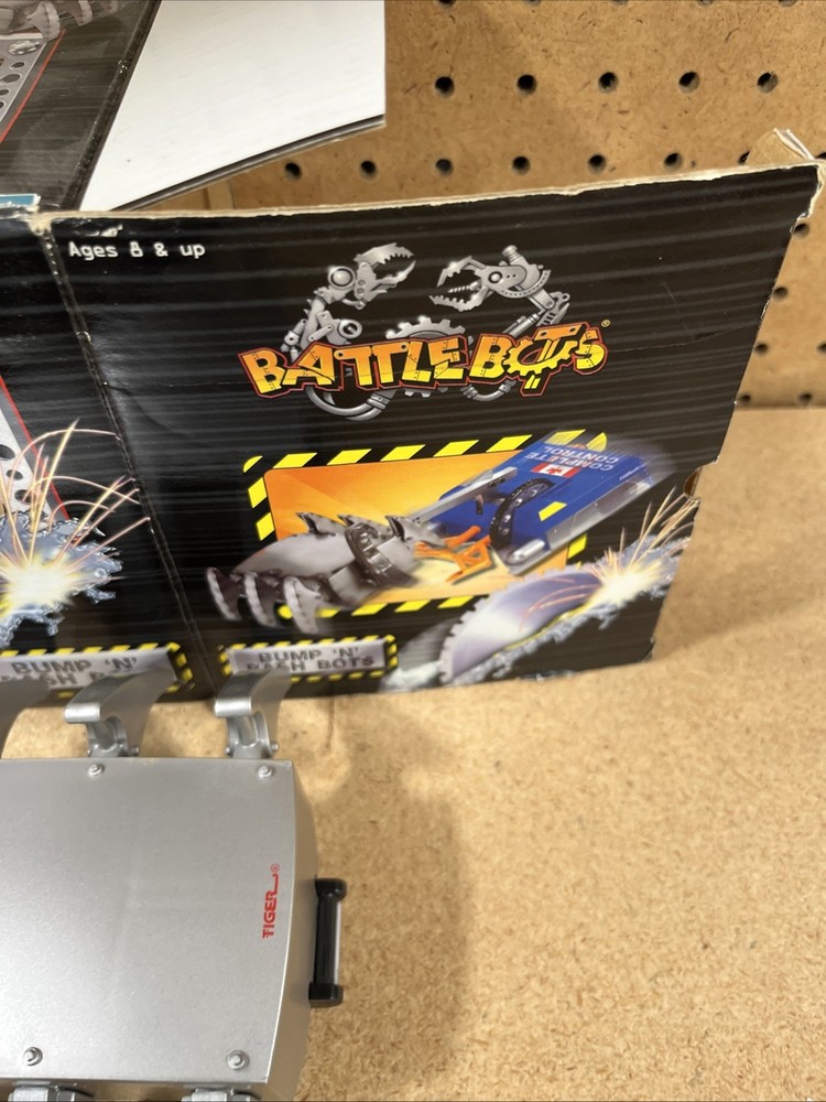 2001 Battle Bots Bump N Bash Bots Red Scorpion & Complete Control Hasbro