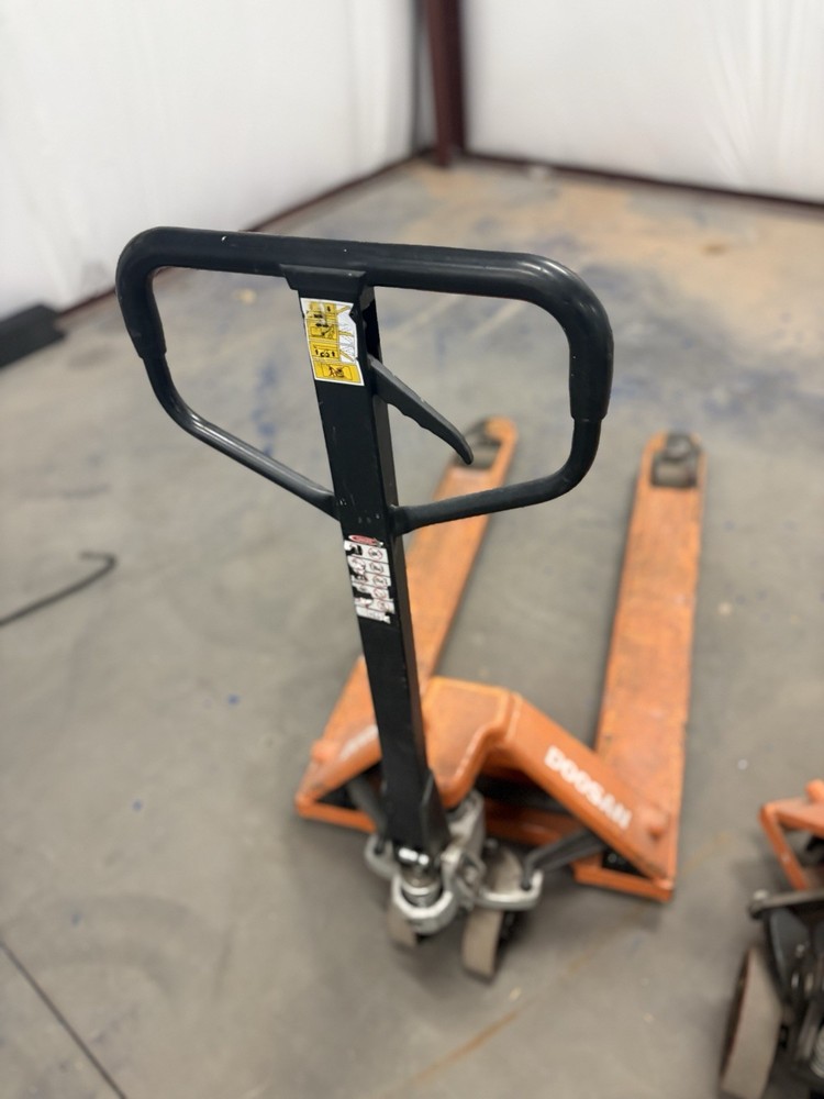 Doosan 5500lb Pallet Jack