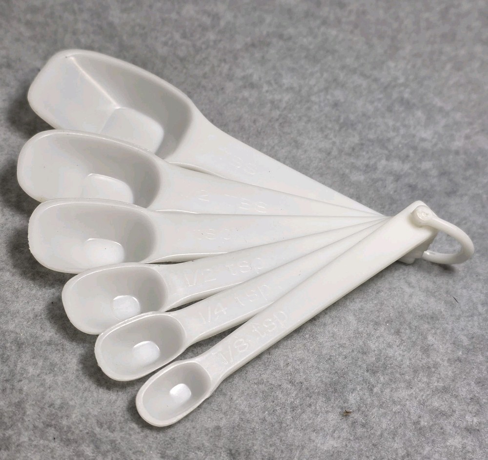 Tupperware 7 Pc White Measuring Spoons With D Ring Complete Set Vintage