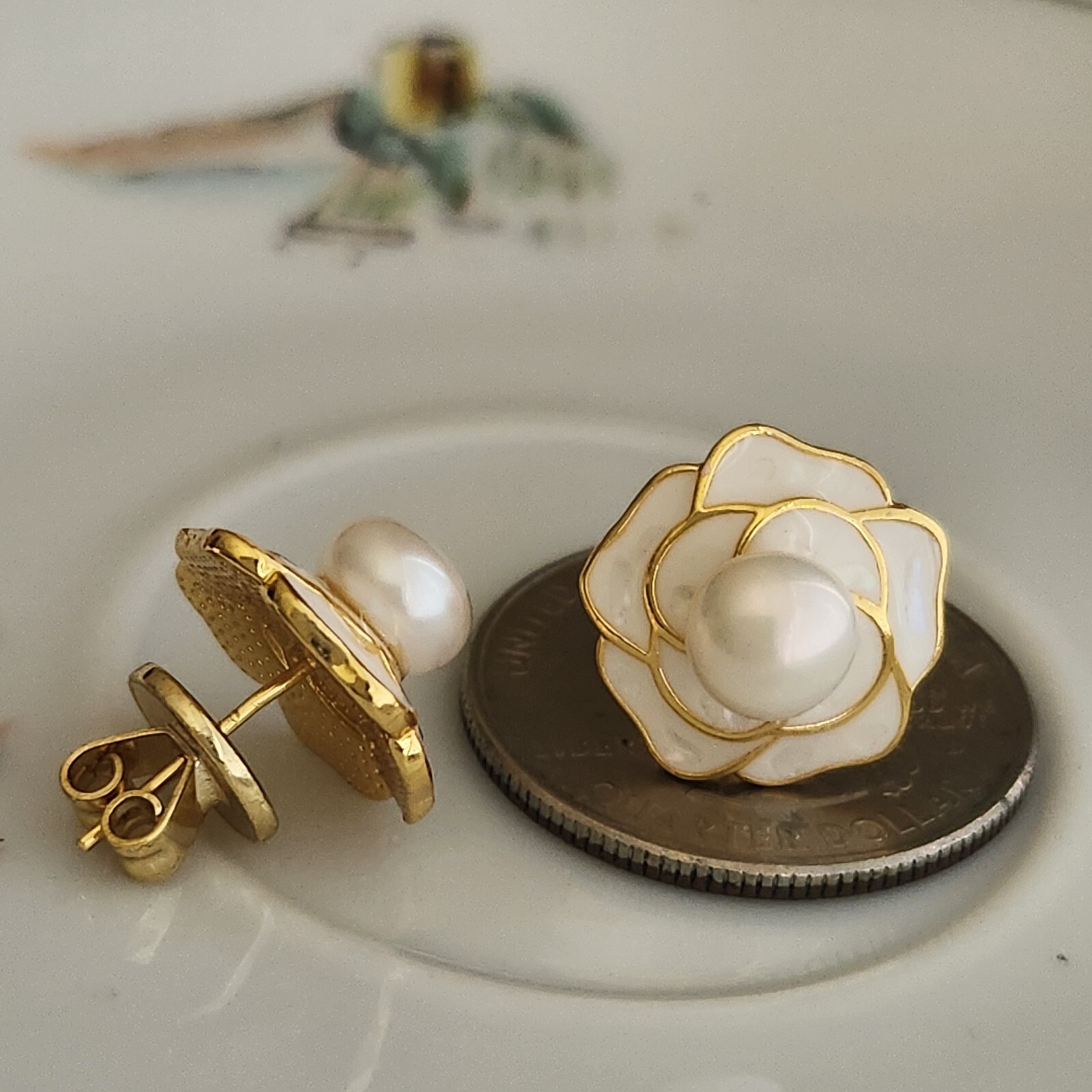 Natural 6mmPearl Mother-of- Pearl Flower Stud Earrings Yellow Gold-Plated Silver