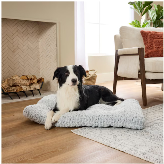 Heart & Herd Rectangular Gray Crate Polyester Pillow Dog Bed ( Medium )