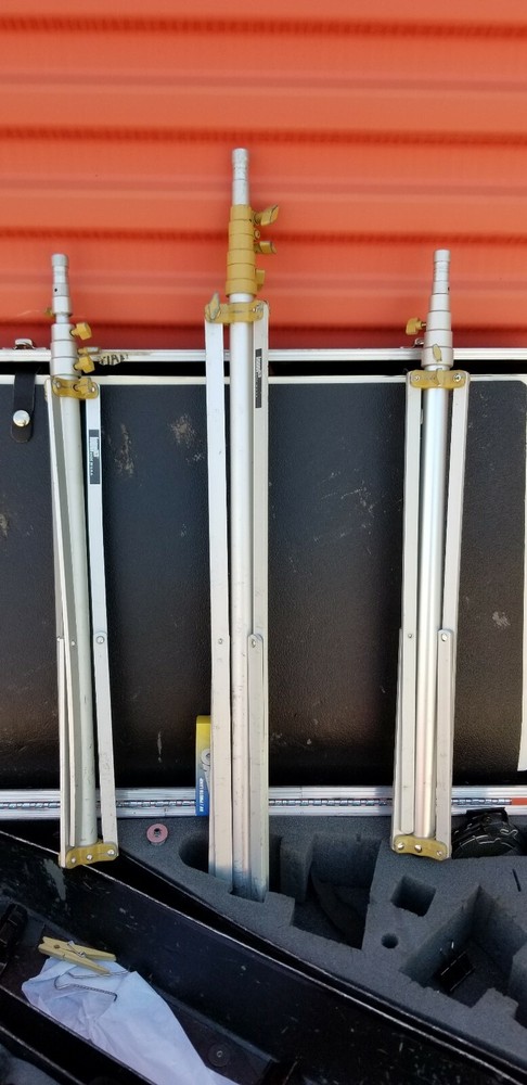 2 LOWEL PRO-LIGHTS WITH STANDS COME WITH 1 EXTRA BULB