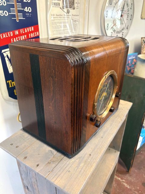 Aetna 653 Cube Table Radio