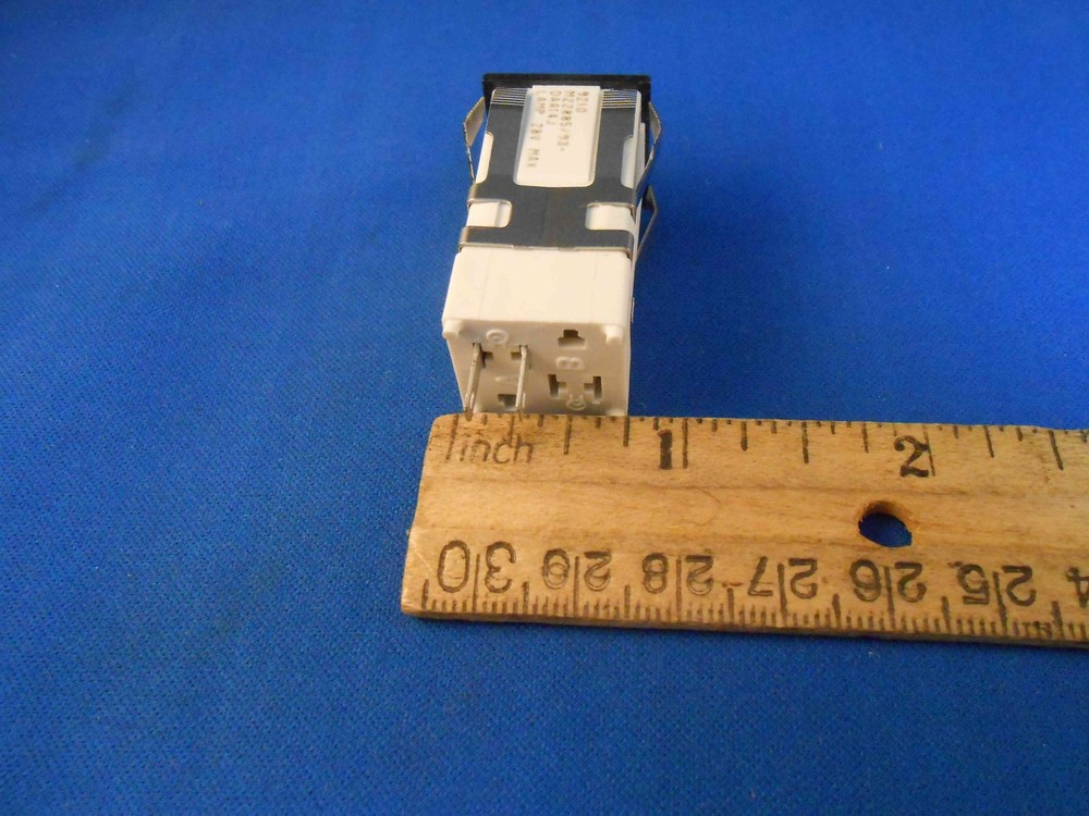 M22885/93-DAA14J MICRO SWITCH LIGHT IND. SHOCK & VIBRATION RESISTANT NOS