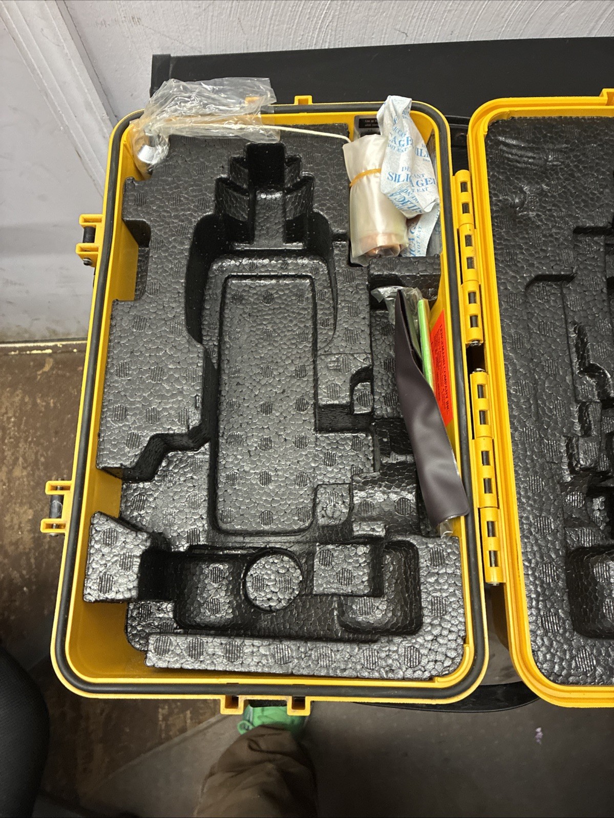 TOPCON DT-20B DIGITAL THEODOLITE, THE BATTERY DOES NOT CHARGE