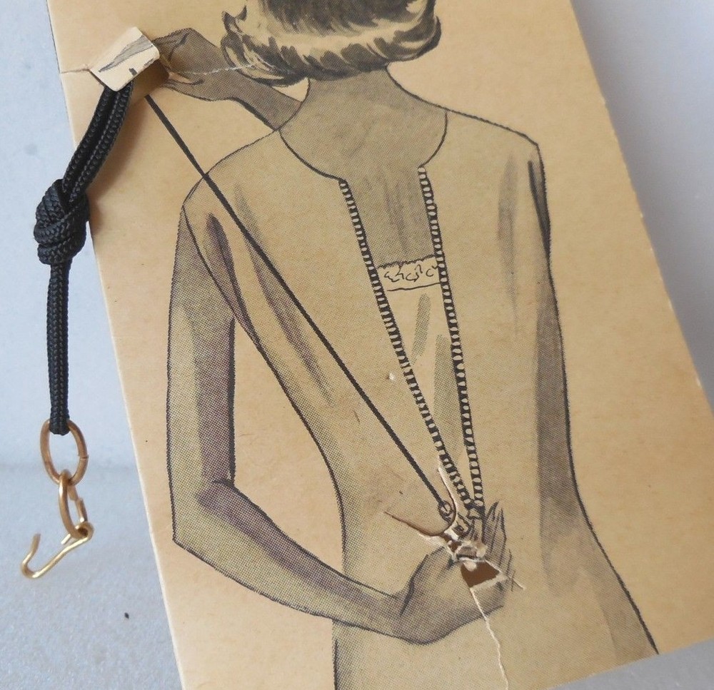 Vintage DeLuxe Zip-Up Zipper-Pull