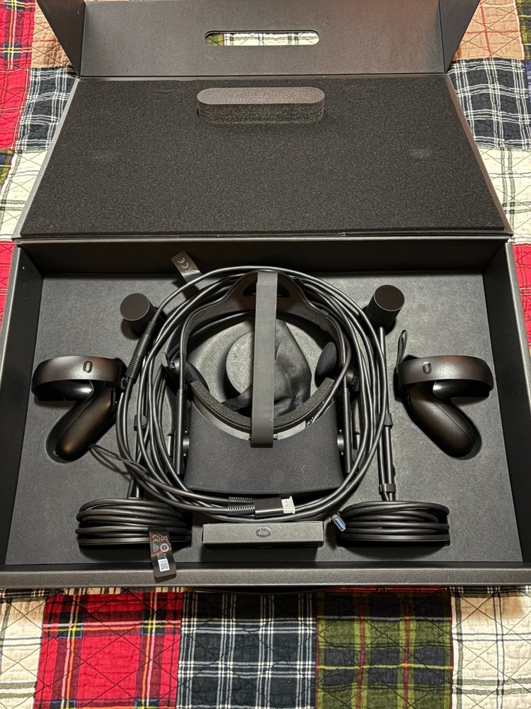 Oculus Rift Complete VR Gaming Set - Barely Used in working condition