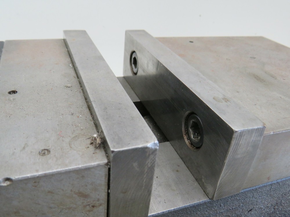 Kurt D60-1 Milling Machine 6" Vise, Missing Handle, 73lbs