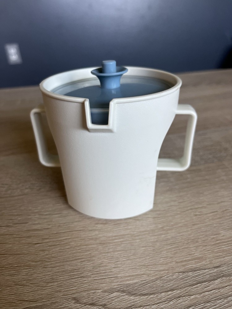 Tupperware 1415-16 Creamer Container Bowl with Push Button Lid Blue