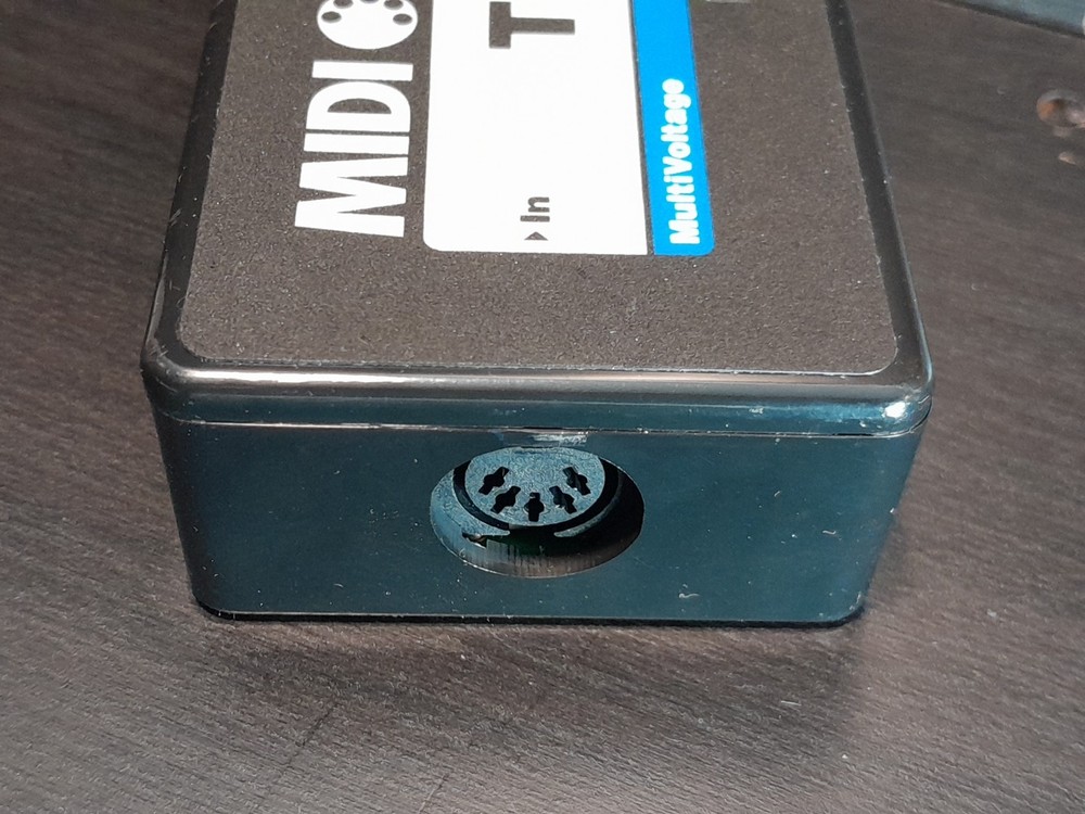 MIDI Solutions MultiVoltages THRU 1-in /2-out MIDI Through Box + BUNDLE *READ"