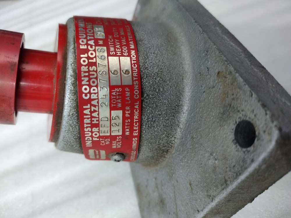 CROUSE HINDS EFD 2437S768 Model B3 125V Red Push Button Switch heavy duty