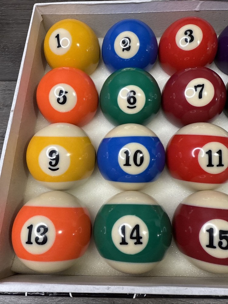PROFESSIONAL POOL BALL SET ---NEW