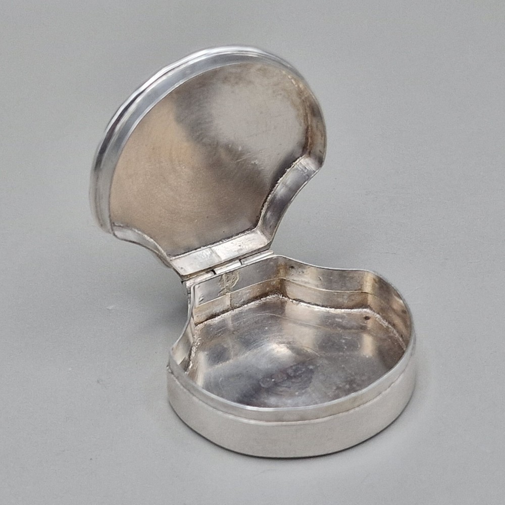 Solid Silver Pill Box Bright Cut Scrolls by Douglas Pell Silverware London 1995