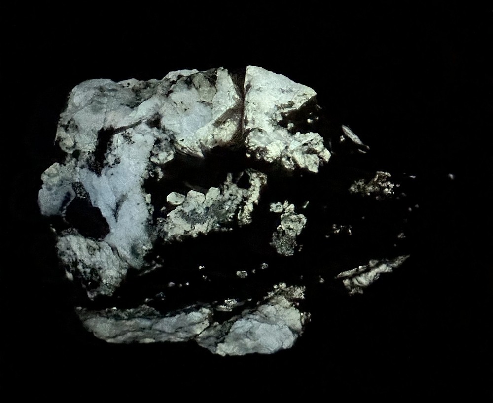 1086 Gr. Fluorescent Strong Persistent Phosphorescence Hackmanite W/ Richterite