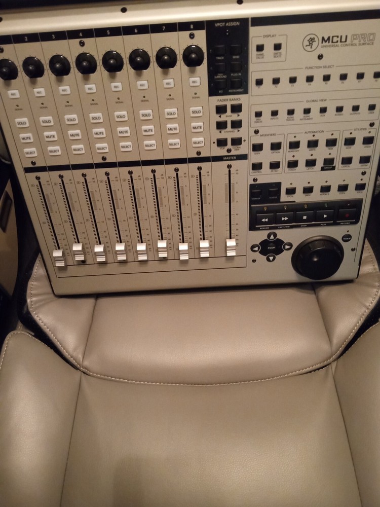 MCU Mackie Control Universal Pro DAW MIDI Control Surface