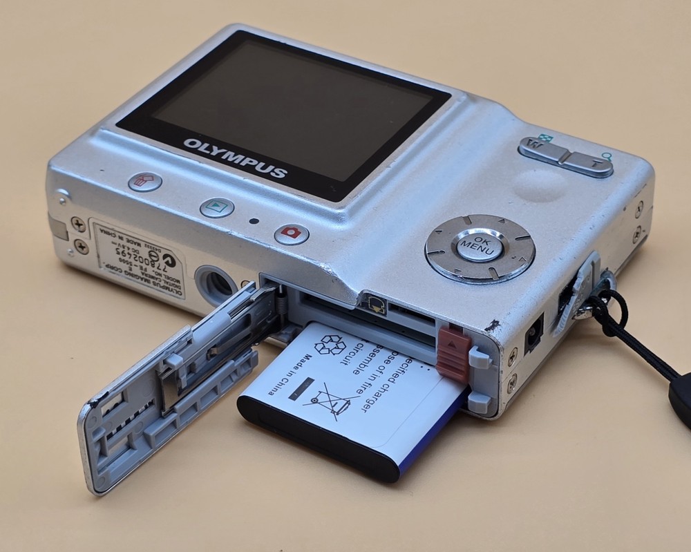 Olympus Digital Camera FE-5500 5.0MP Silver Tested ref A1