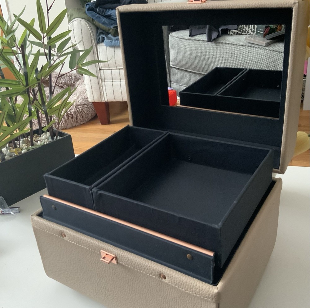 NWT CABOODLES LIFESTYLE TRAIN CASE