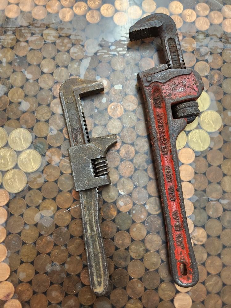2ct VINTAGE PIPE WRENCHES (SNP053303)