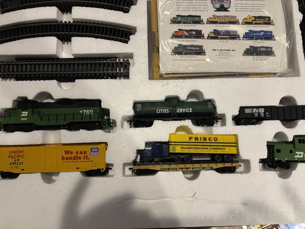 Walthers Trainline Deluxe HO Train Set