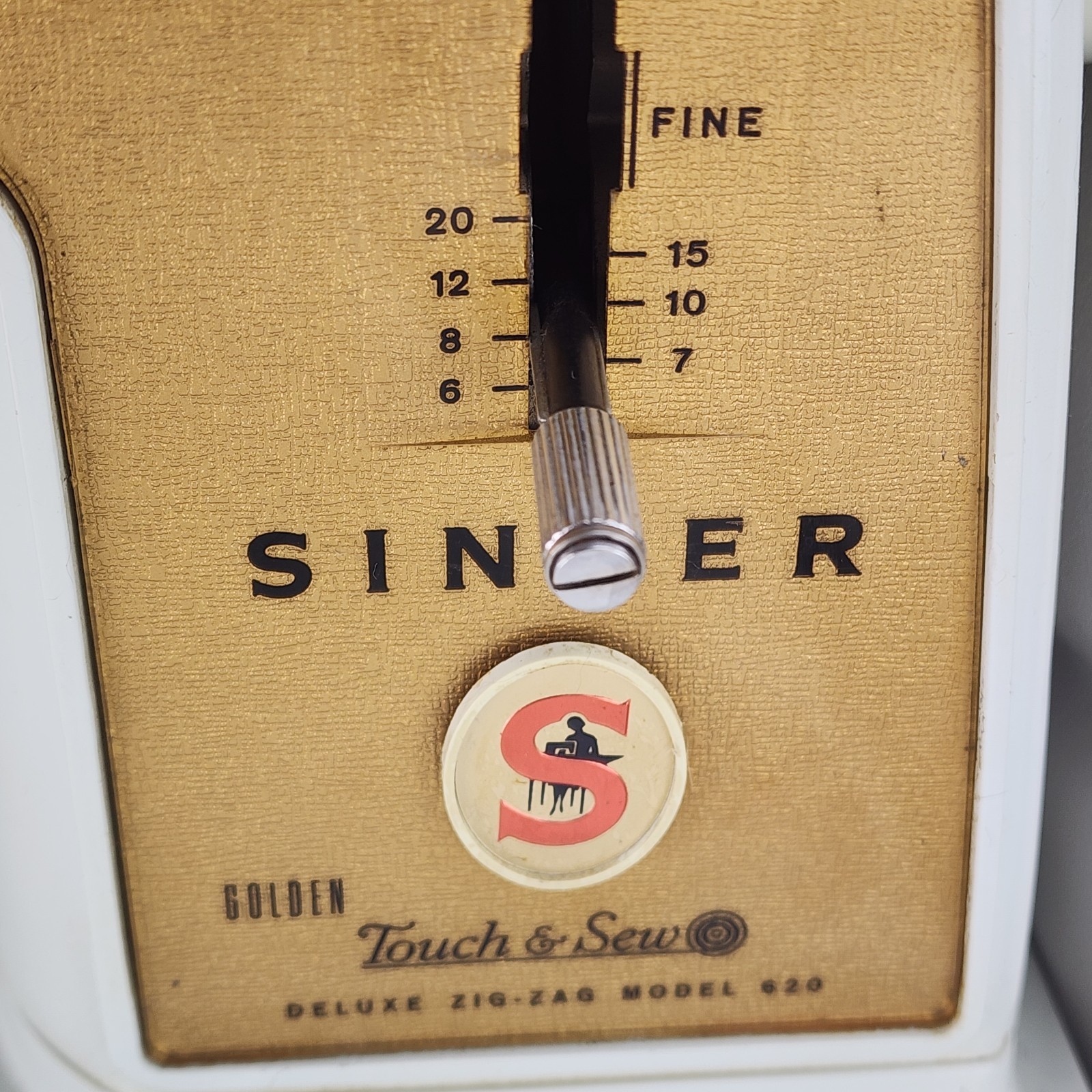 Singer 620 GOLDEN TOUCH SEW Deluxe Zig Zag Sewing Machine w/ Pedal & Case WORKS