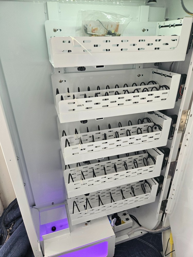 Wall mounted Vending Machine with touchscreen