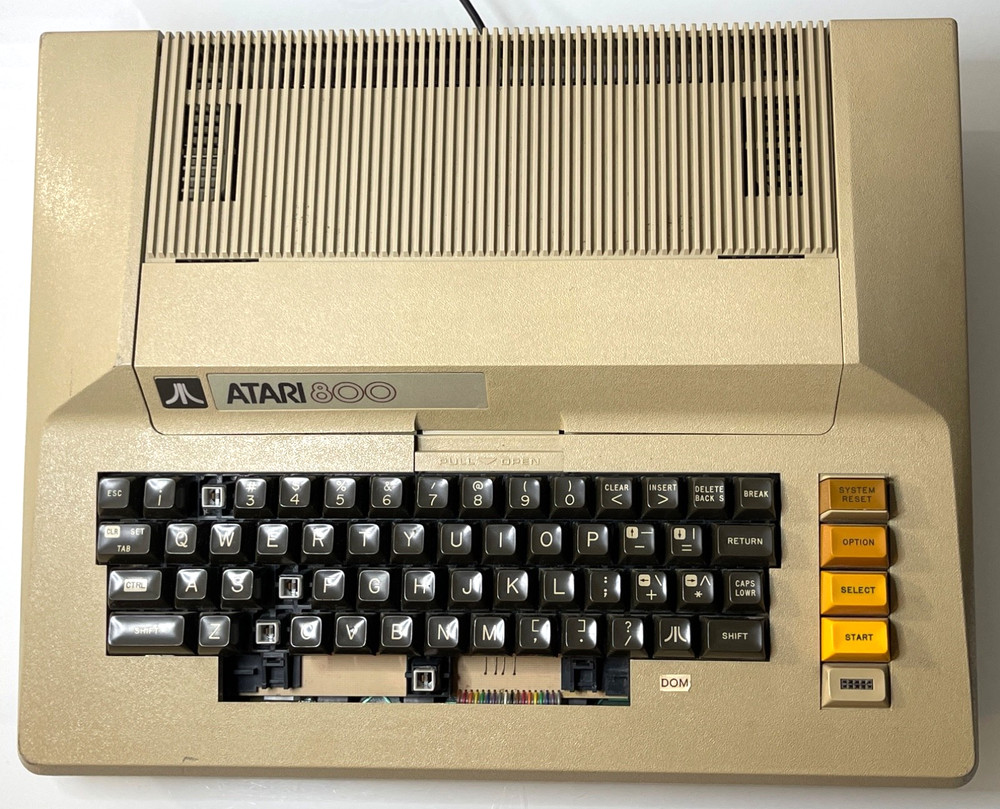 Atari 800 Home Computer with 48K RAM & Guide/Instructions - Missing Keycaps 💻